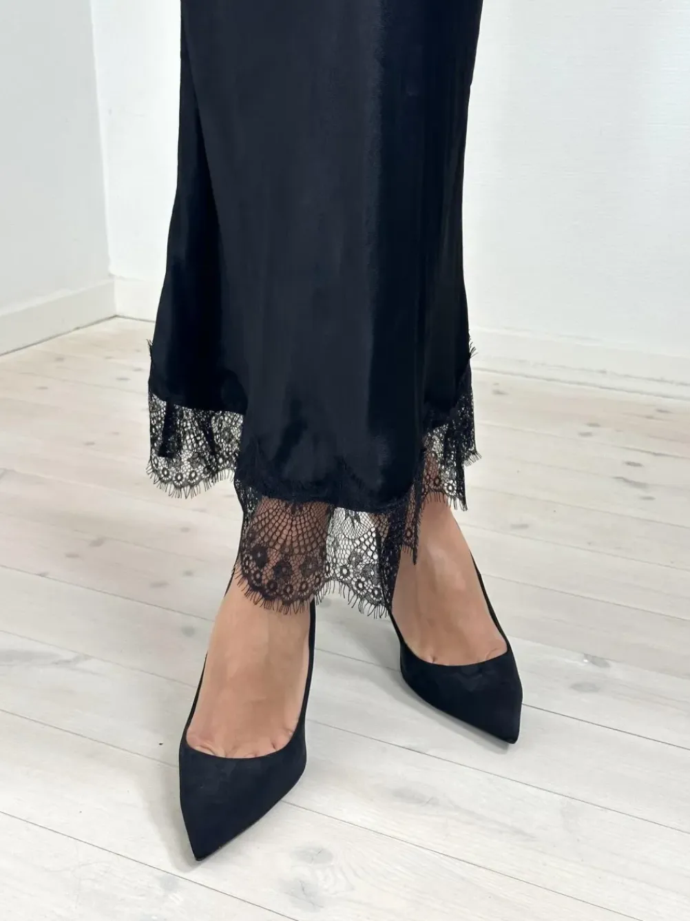 NEO NOIR Veroni Satin Lace Skirt Sort